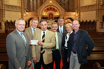 Im Bild: Oberbürgermeister Norbert Bude, Präsident Dieter Beines, der zweite Vorsitzender Herbert Schiffers nebst Gattin Barbara, Pfarrer Stephan Dedring, Pfarrer Olaf Nöller und Kirchenmusikdirektor Udo Witt